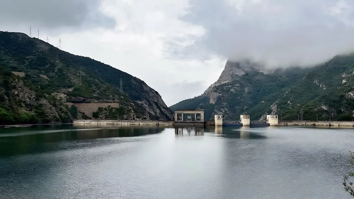 L’embassament d’Oliana es troba aigües amunt dels de Rialb, Utxesa i Riba-roja.