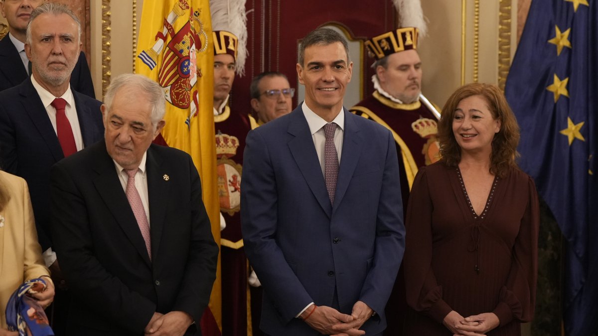 El president del govern espanyol, Pedro Sánchez, i la presidenta del Congrés, Francina Armengol, durant la celebració del dia de la Constitució a Madrid.