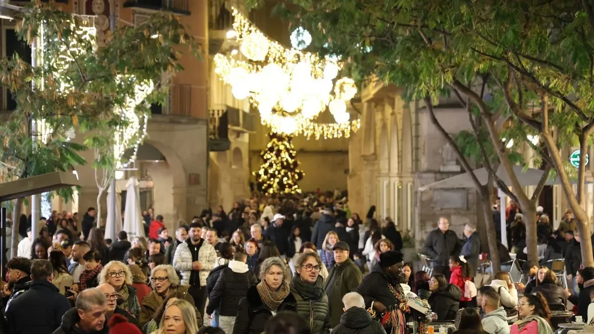 Gran afluència de persones ahir als carrers de l’Eix Comercial. - AMADO FORROLLA