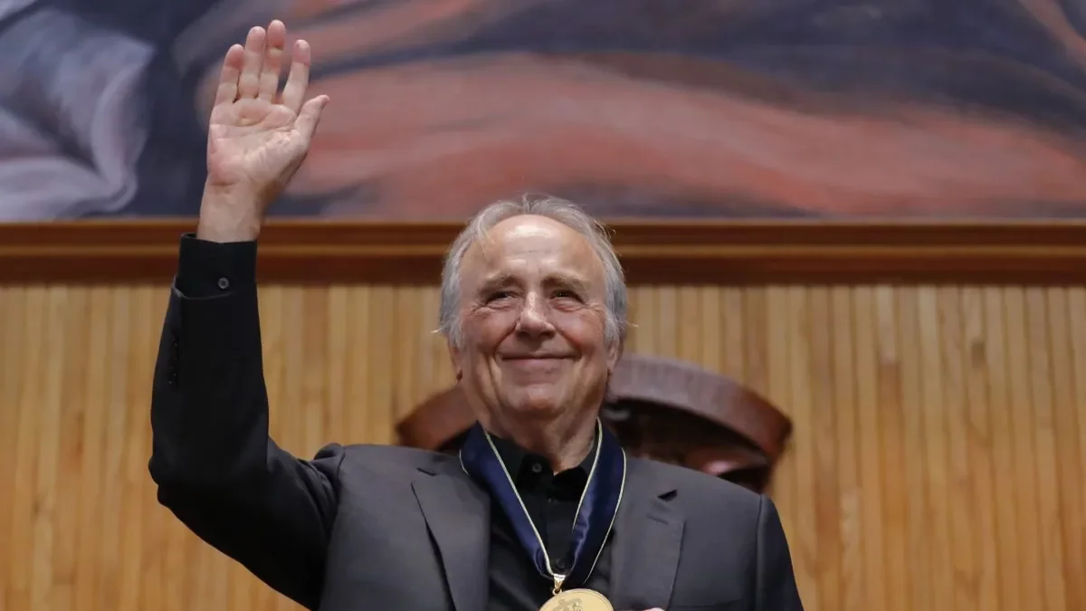 Joan Manuel Serrat recibe la condecoración. - EFE