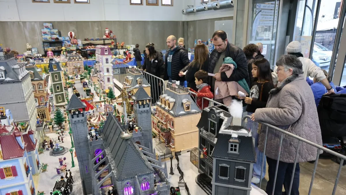 Personas de todas las edades se dieron cita ayer en el Mercat del Pla de Lleida. - AMADO FORROLLA