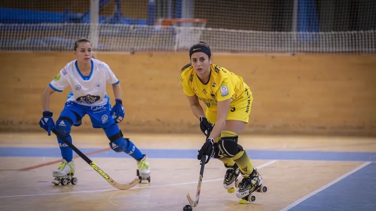 Dai Silva controla una bola davant la presència d’una jugadora del Corunya. - MANU BOUTUREIRA