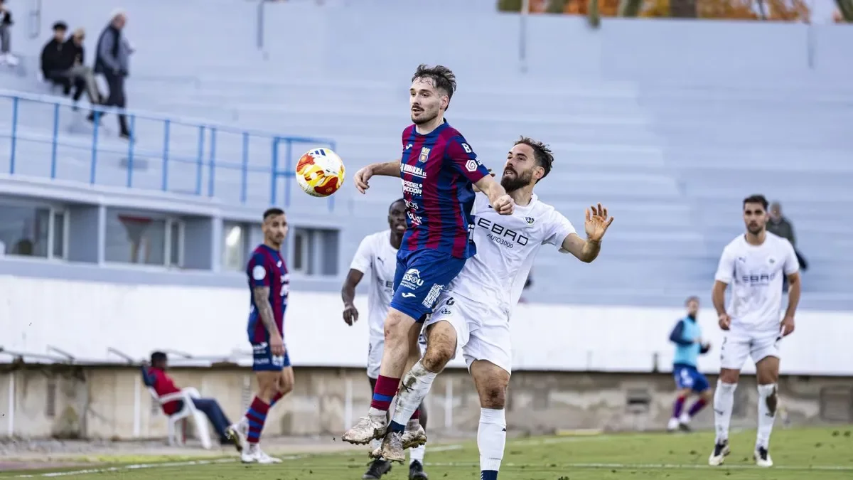 Una acció de pugna per la pilota ahir en el partit. - INGRID SEGURA