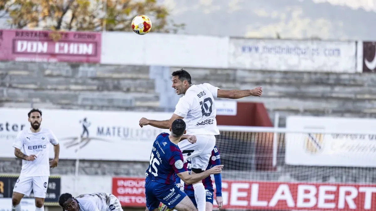 Boris Garrós remata de cap una ocasió de l’Atlètic Lleida. - INGRID SEGURA