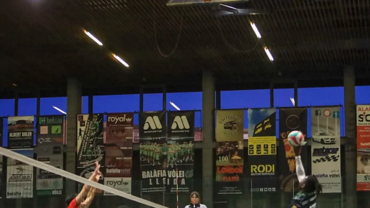 Herrera intenta passar una pilota davant l’intent de bloqueig rival. - ©ONESHOOTPHOTO