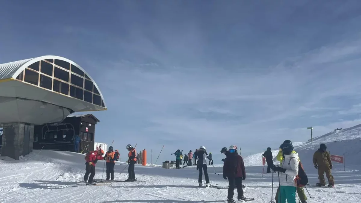 Esquiadores ayer en las pistas de Port Ainé. - MARC CODINAS