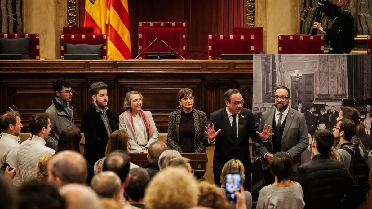 Assistents de la jornada de portes obertes al Parlament al costat de Josep Rull. - PARLAMENT DE CATALUNYA