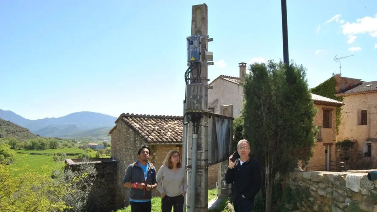 Vecinos de Àger junto a una de las conexiones que suelen fallar. - ESMERALDA FARNELL