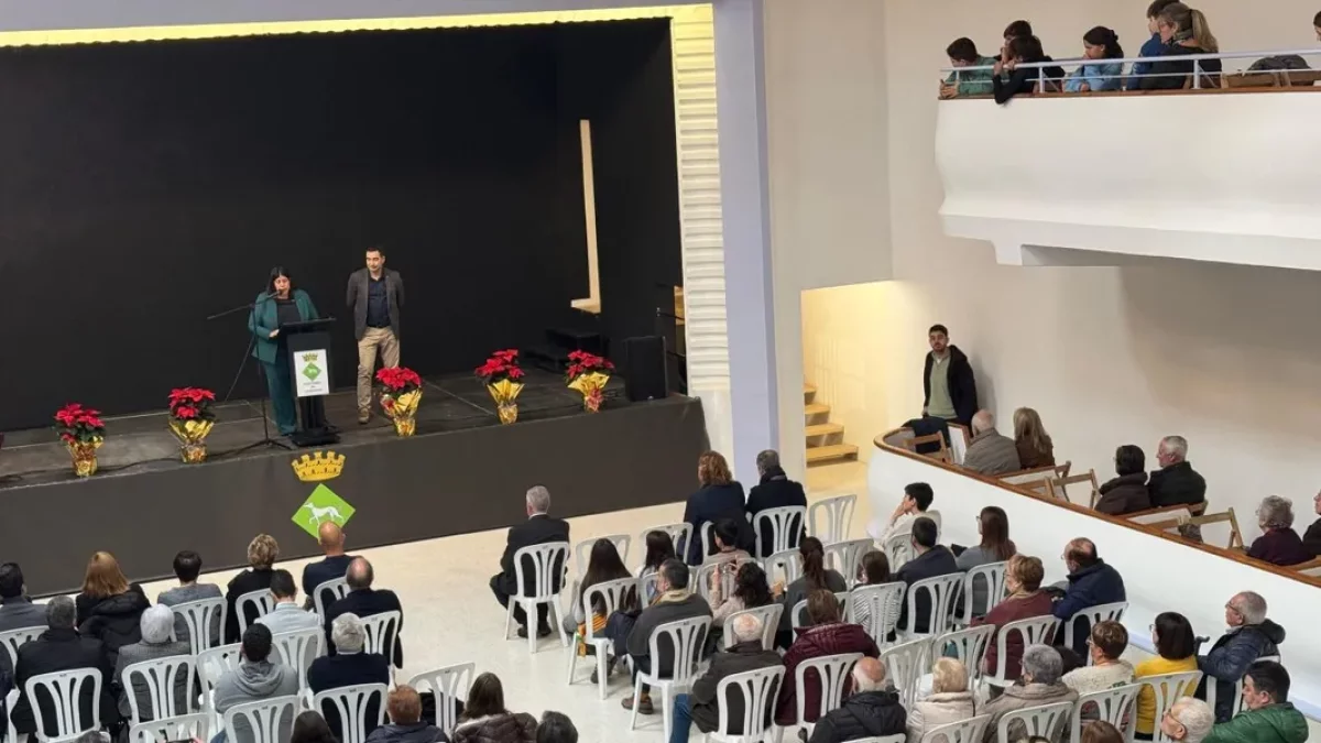 Desenes de veïns van assistir a la inauguració de la nova sala polivalent. - GENERALITAT