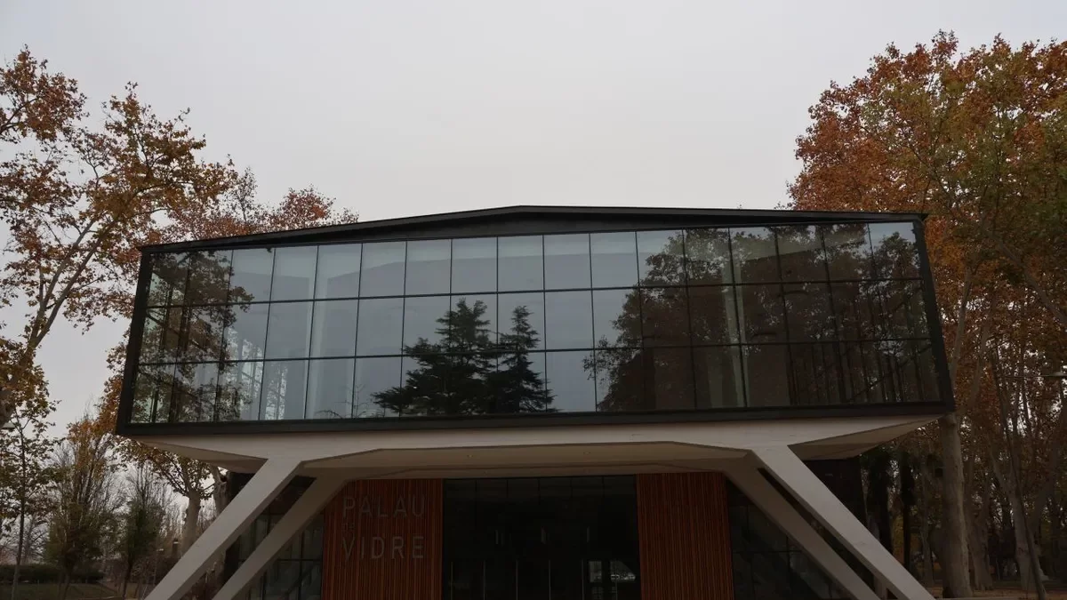 Vista de l’entrada principal del Palau de Vidre, en ple parc dels Camps Elisis. - AMADO FORROLLA