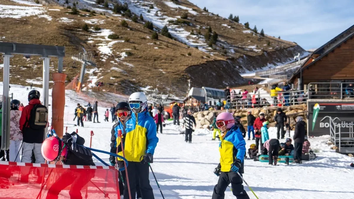 Numerosos esquiadores ayer en Boí Taüll, que abrió 15 kilómetros de pistas. - PAU PASCUAL PRAT