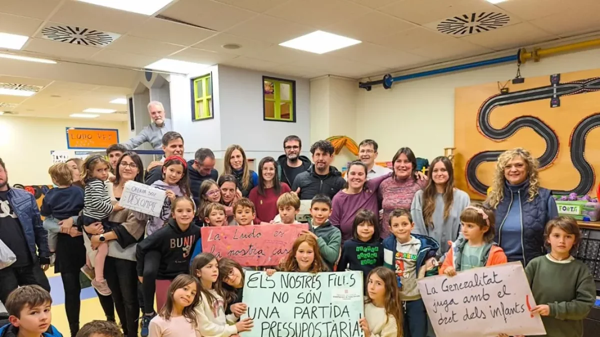 Familias de la ludoteca Arenys del Segre, con la portavoz de Junts en la Paeria, Violant Cervera. - JUNTSXCAT PAERIA