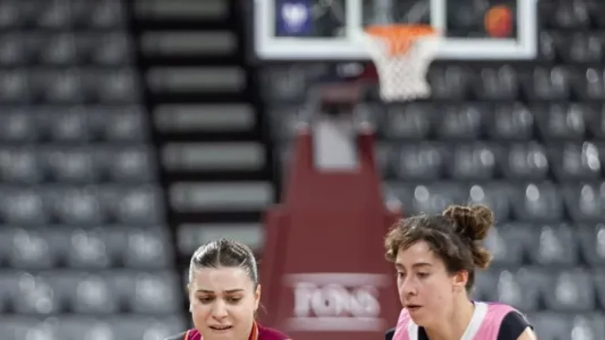 Leticia Conca intenta avanzar ante una jugadora del Arxil. - JAVI ENJUANES