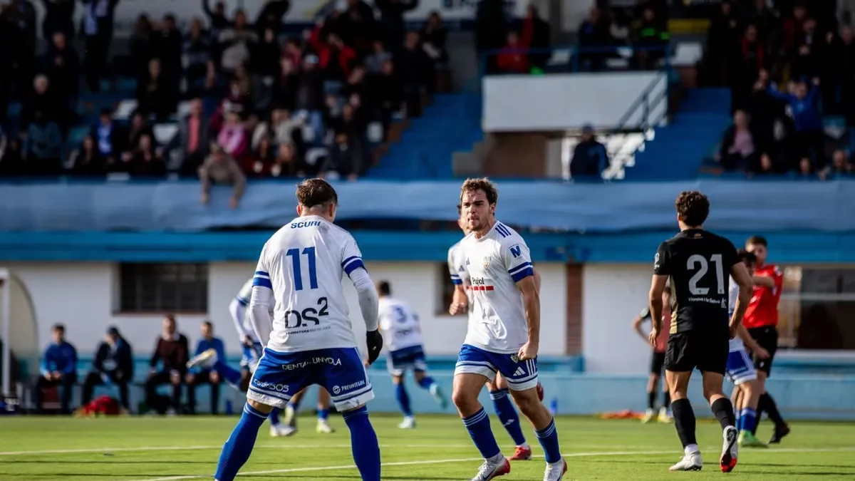 Lucas Pariente, de frente, celebra con rabia el gol del empate pasado el 90 de partido. - JOSEP MARIA RIBES