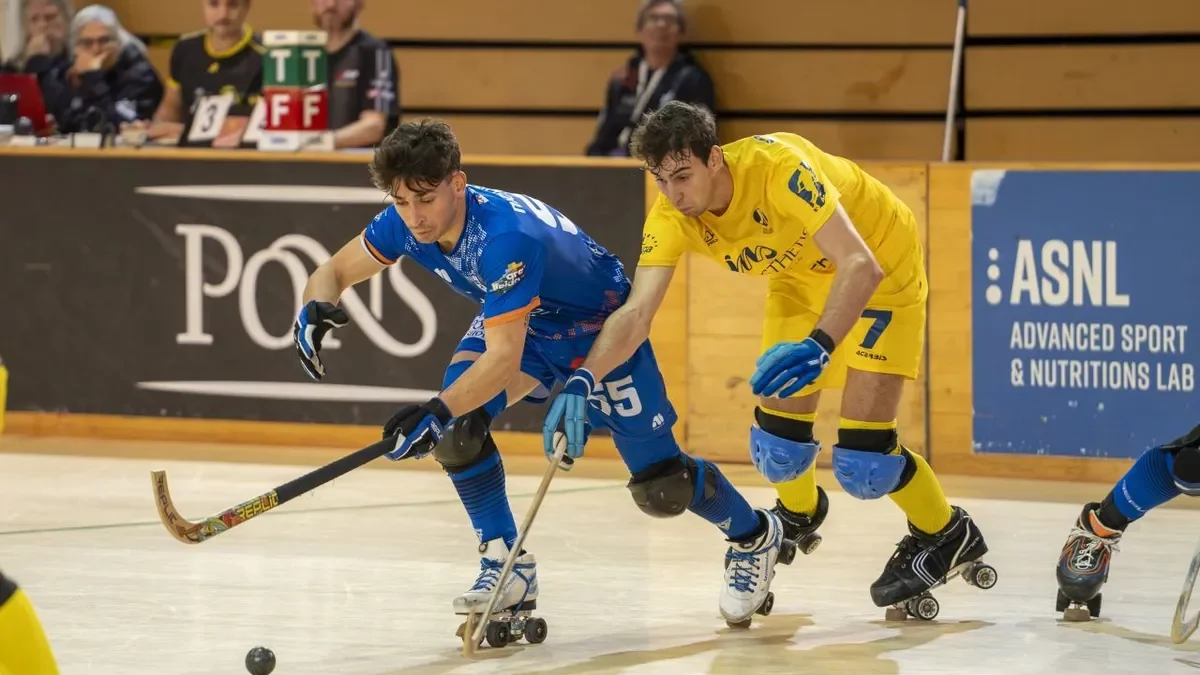 Nico Ojeda disputa una bola amb Xavi Burguilos. - ANIOL MORAL