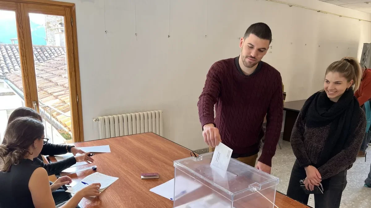 Un momento de la votación que se desarrolló durante la mañana de ayer. - ACN