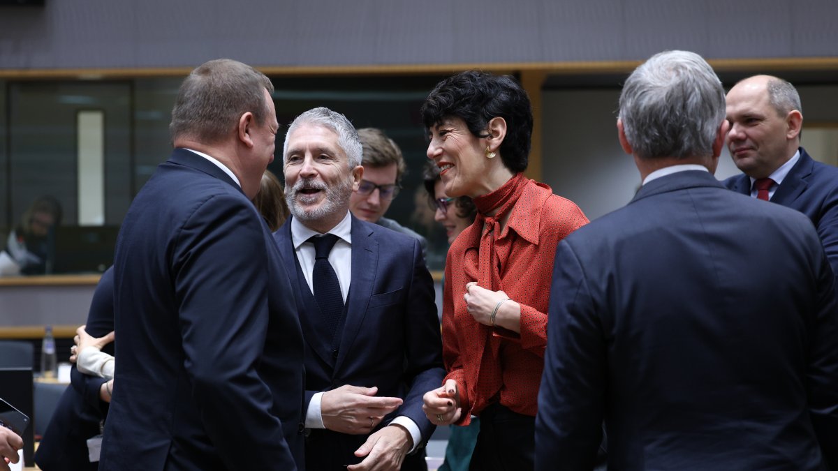 El ministre de l'Interior del govern espanyol, Fernando Grande-Marlaska, i la ministra d'Inclusió Social i Migracions, Elma Saiz, a la reunió d'aquest dilluns a Brussel·les.