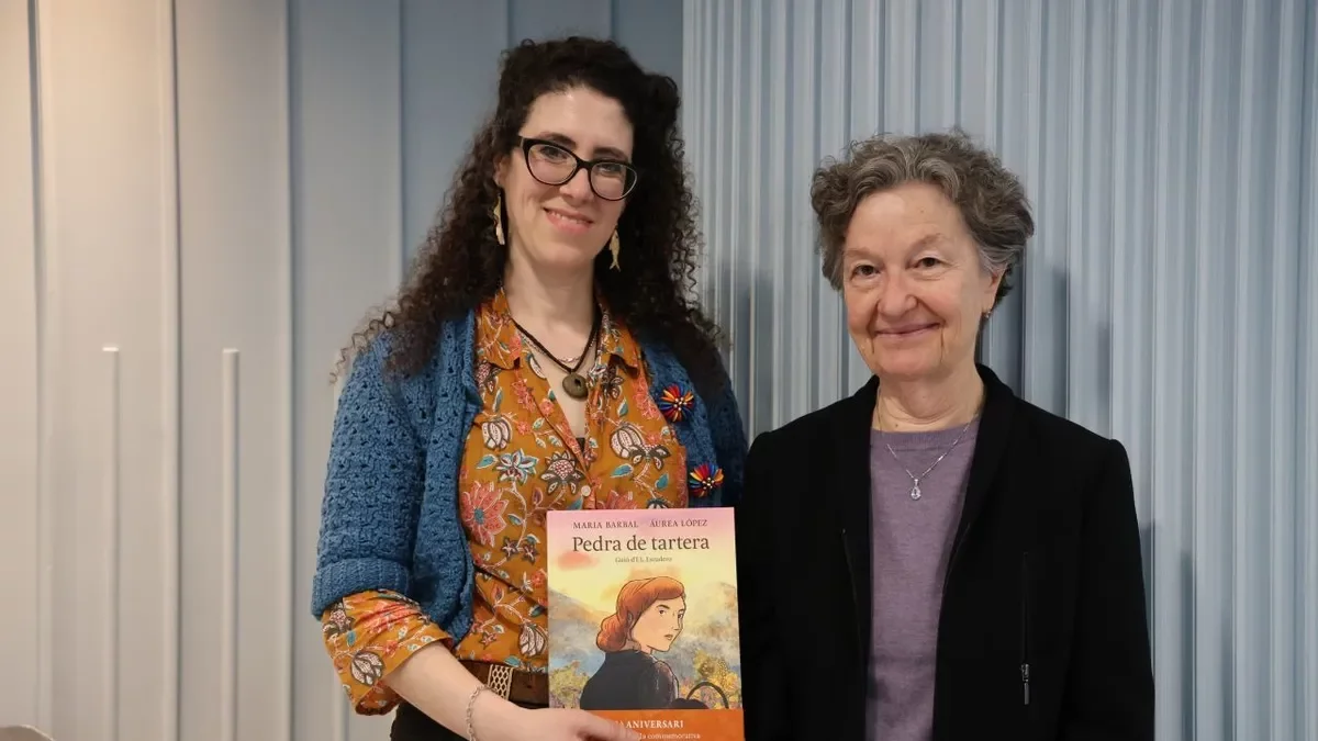 La ilustradora Áurea López y la escritora Maria Barbal, junto al cómic, durante su visita a SEGRE. - AMADO FORROLLA