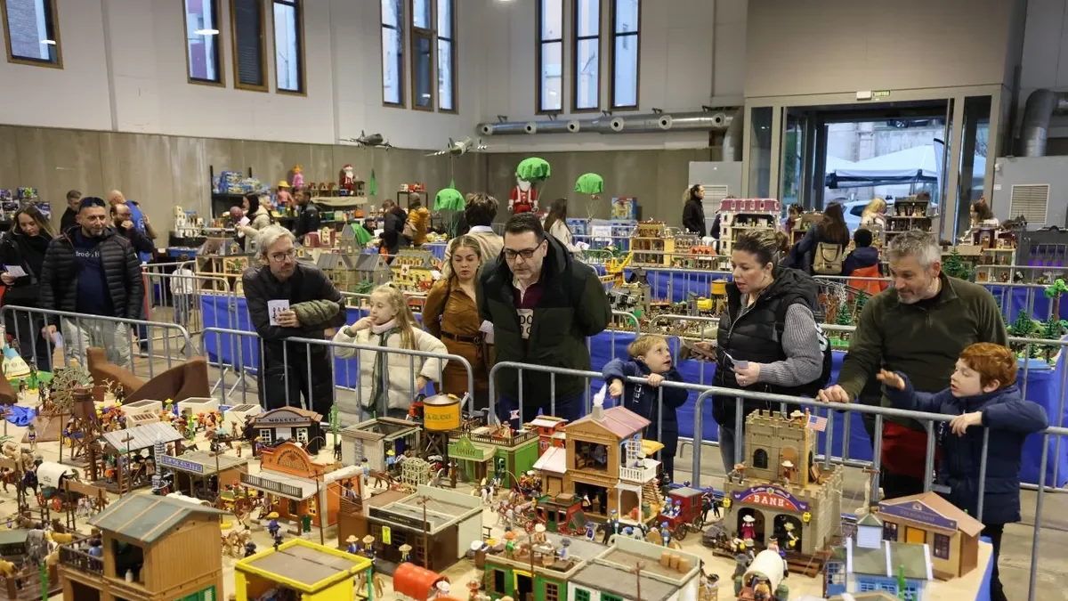 Visitantes ayer por la tarde en el certamen. - AMADO FORROLLA