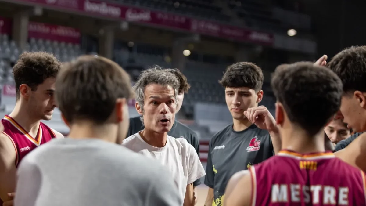 El tècnic Borja Comenge, ahir donant instruccions als seus jugadors. - JAVI ENJUANES