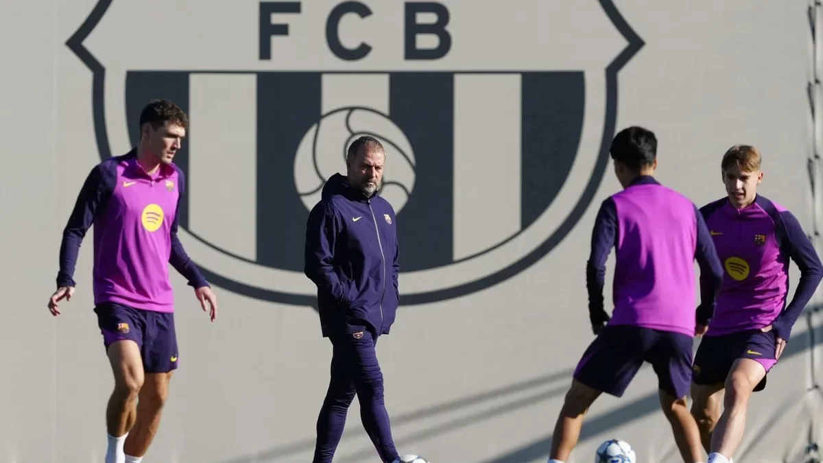 Hansi Flick, durante el entrenamiento de ayer en la Ciutat Esportiva azulgrana. - EFE