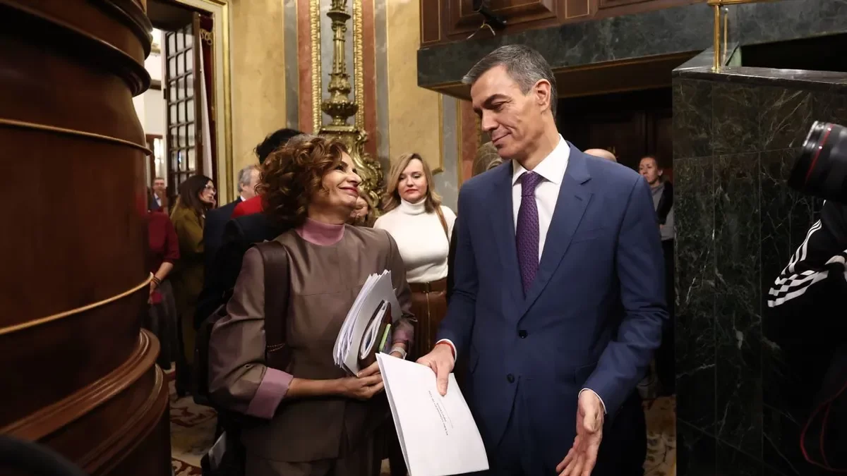 La ministra de Hacienda, María Jesús Montero, junto a Sánchez. - EUROPA PRESS