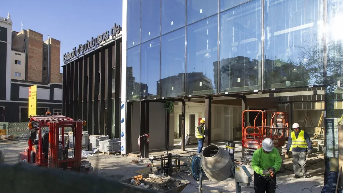 Obras pese a ser festivo. Las obras de construcción de la nueva estación de autobuses de Lleida, ubicada en los antiguos Docs y el entorno de la harinera La Meta, no paran ni en festivo. Ayer, día de la festividad de la Inmaculada Concepción, operarios trabajaban tanto en el exterior como en el interior del equipamiento, que debería estar en funcionamiento en la próxima primavera. - JORDI ECHEVARRIA