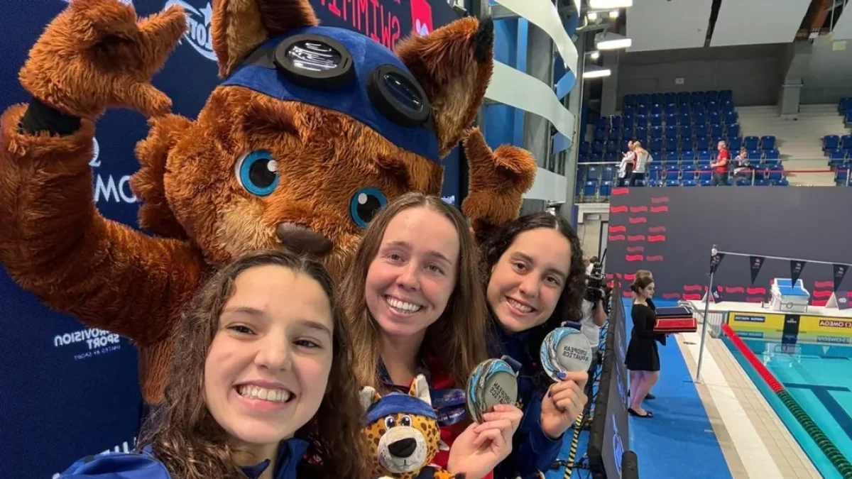 Una foto diferente de las tres nadadoras con la leridana en primer plano. - @AMASO87
