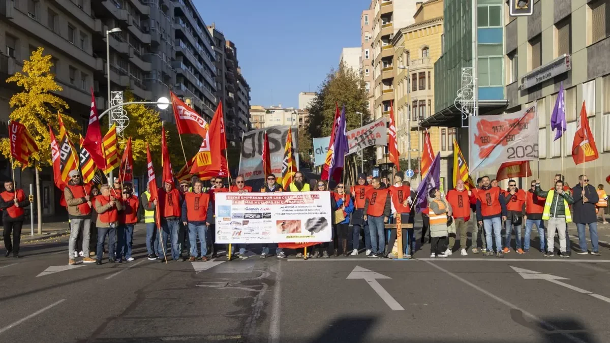 Los conductores cortaron la circulación en la avenida Catalunya de Lleida. - UGT
