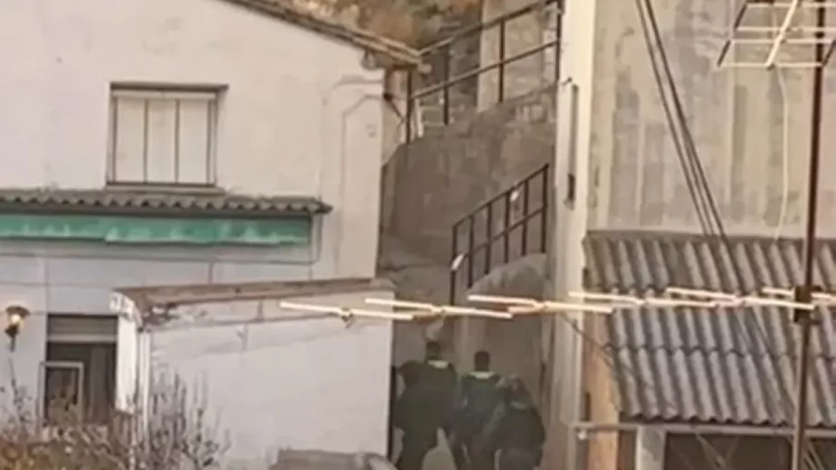 Moment en què la Guàrdia Civil va accedir a l’habitatge de l’agressor, que va ser trobat mort. - RRSS