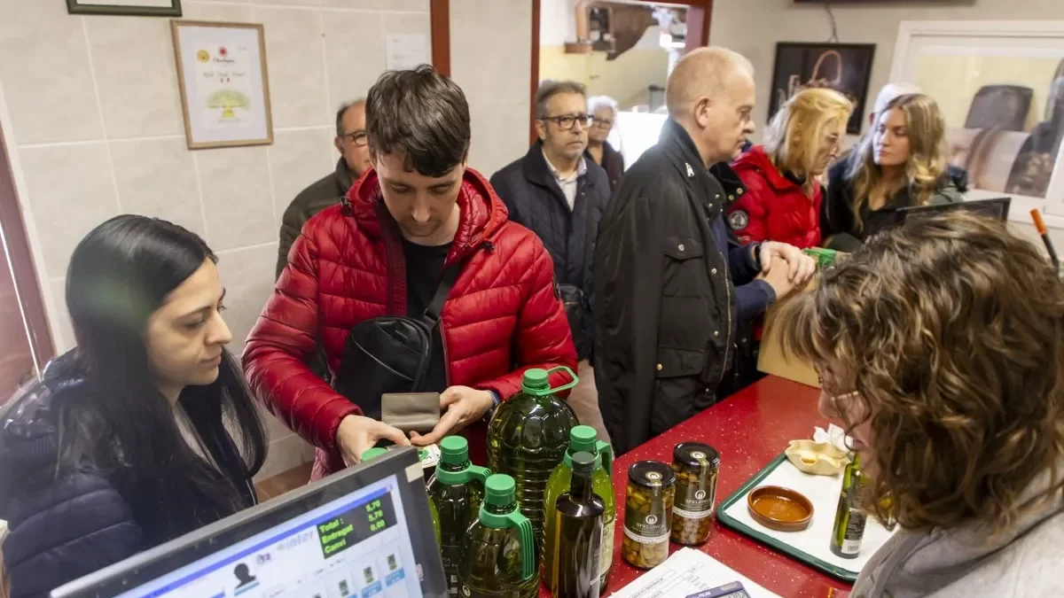 Les vendes d’oli van ser contínues durant tot el matí i hi va haver cues a la cooperativa. Les de jerseis també van ser un èxit. - JORDI ECHEVARRIA