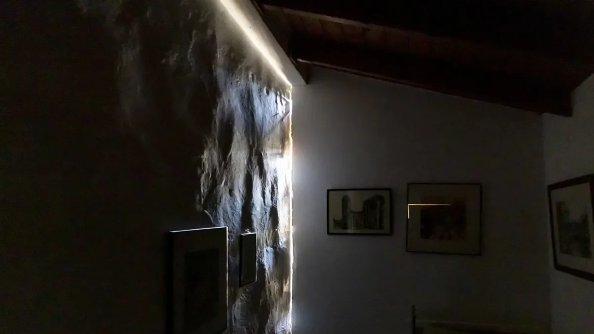 Hay casas en que las grietas son tan grandes que pasa la luz. - JORDI ECHEVARRIA