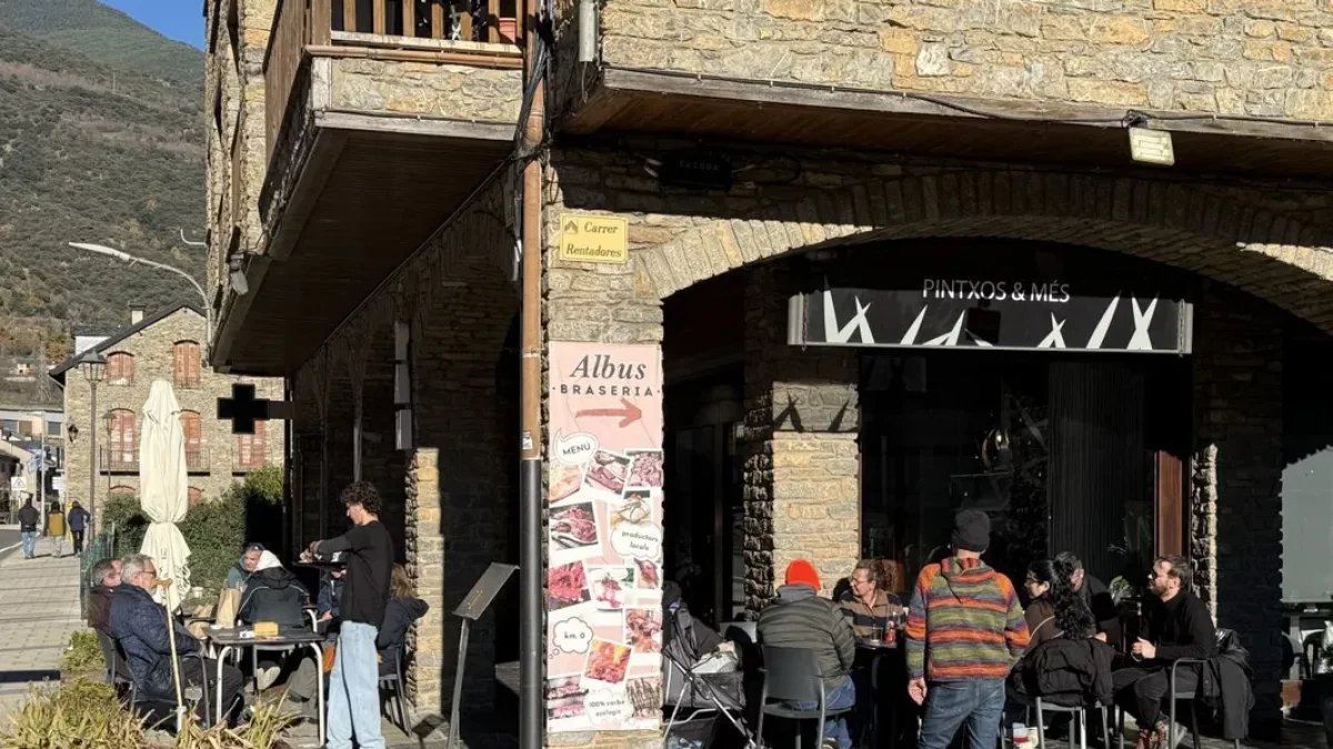 Visitantes ayer en un restaurante a pie de carretera en Rialp, cerca de las pistas de Port Ainé. - EDGAR ALDANA