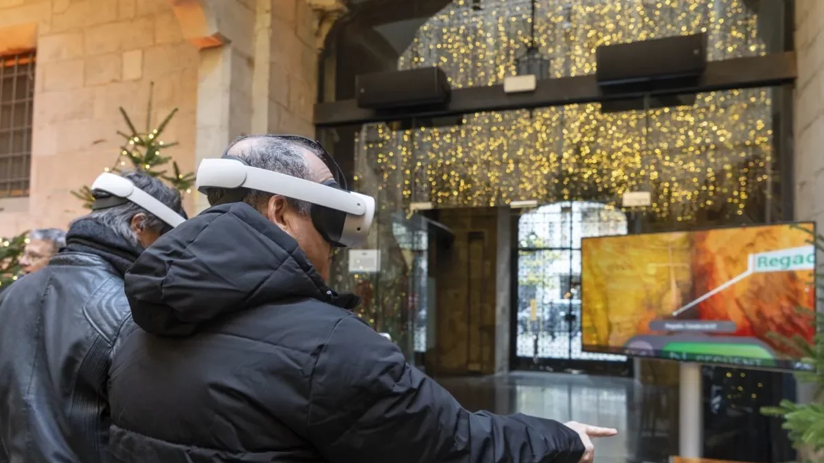 Presentació ahir al pati de l’IEI de les ulleres de realitat virtual per visitar el Palau de la Diputació. - PAU PASCUAL PRAT