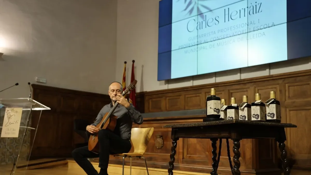 Carles Herraiz va interpretar ahir tres composicions d’Emili Pujol, durant la presentació en l’IEI. - AMADO FORROLLA
