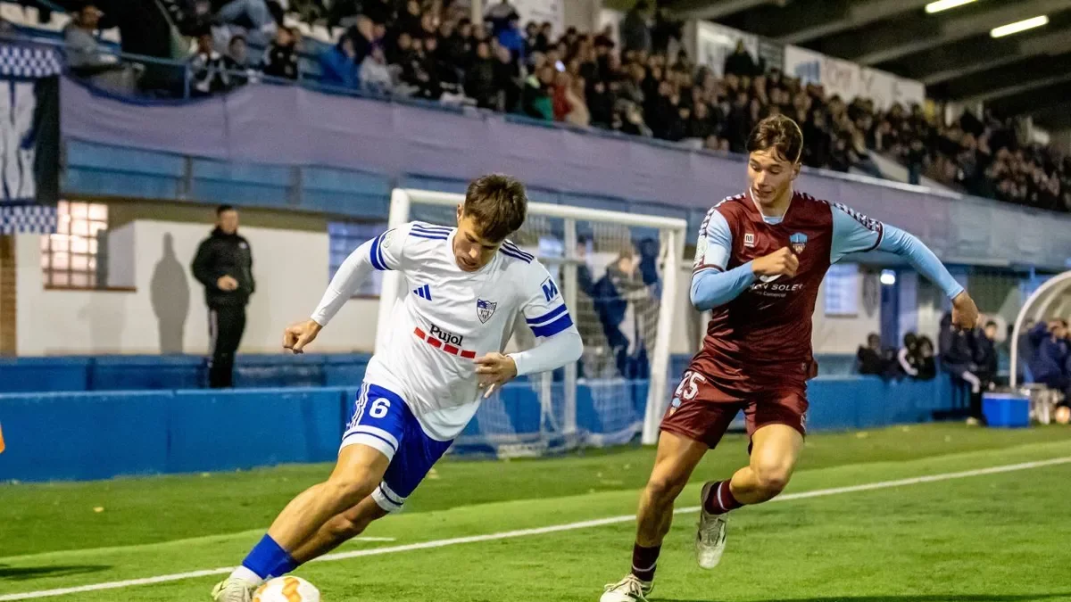 Una acció del partit de Copa Catalunya que van disputar Mollerussa i Lleida al novembre. - JOSEP MARIA RIBES