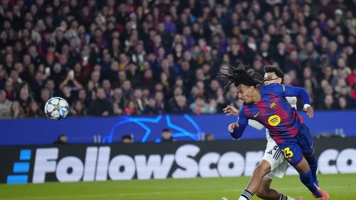 Koundé remata ante el defensa del Eintracht Francfort, Elias Baum, en la jugada del 1-1. - EFE/ENRIC FONTCUBERTA