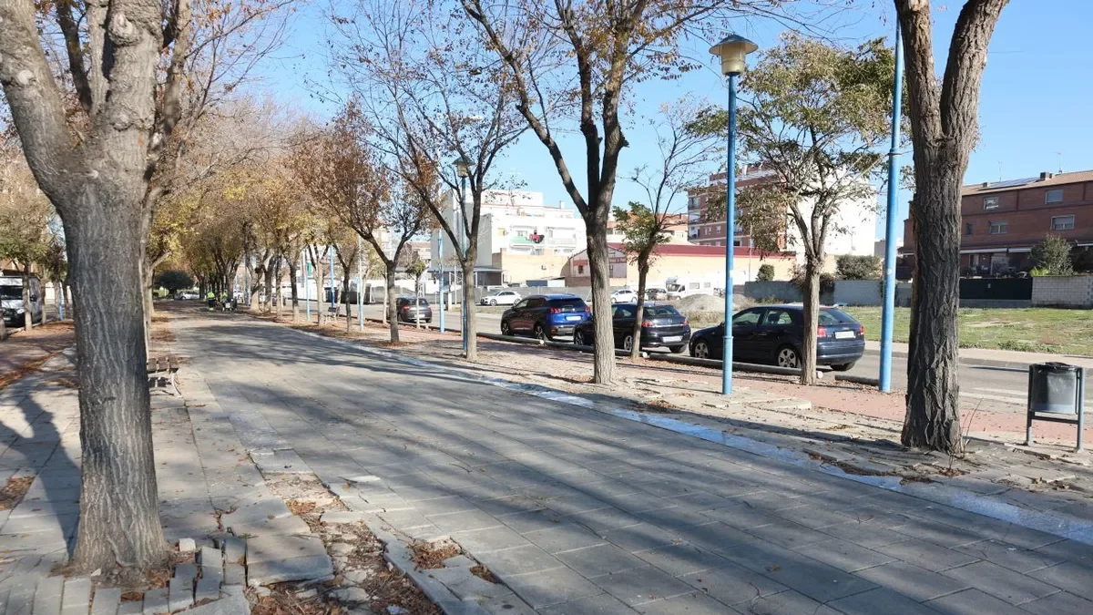 Una de les obres es portarà a terme a l’avinguda Ermengol V, amb rajoles trencades. - J.GÓMEZ