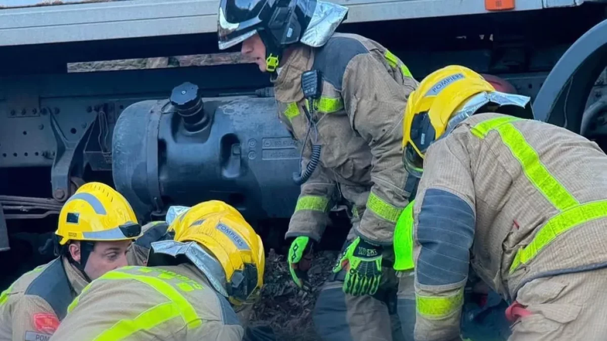 Efectivos de los Pompièrs atendiendo a un herido. - POMPIÈRS