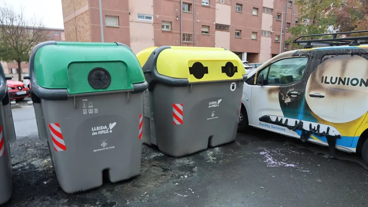 Una furgoneta danyada per un foc de contenidors a la Mariola. - AMADO FORROLLA