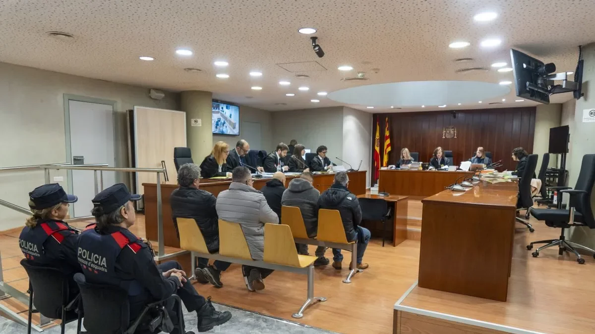 Els cinc acusats, ahir a la banqueta de l’Audiència de Lleida. - PAU PASCUAL PRAT