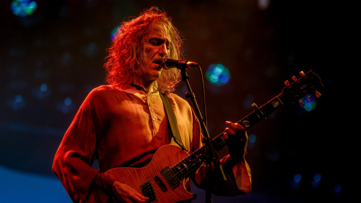 Robi Iniesta durant un concert a Madrid el 2024.