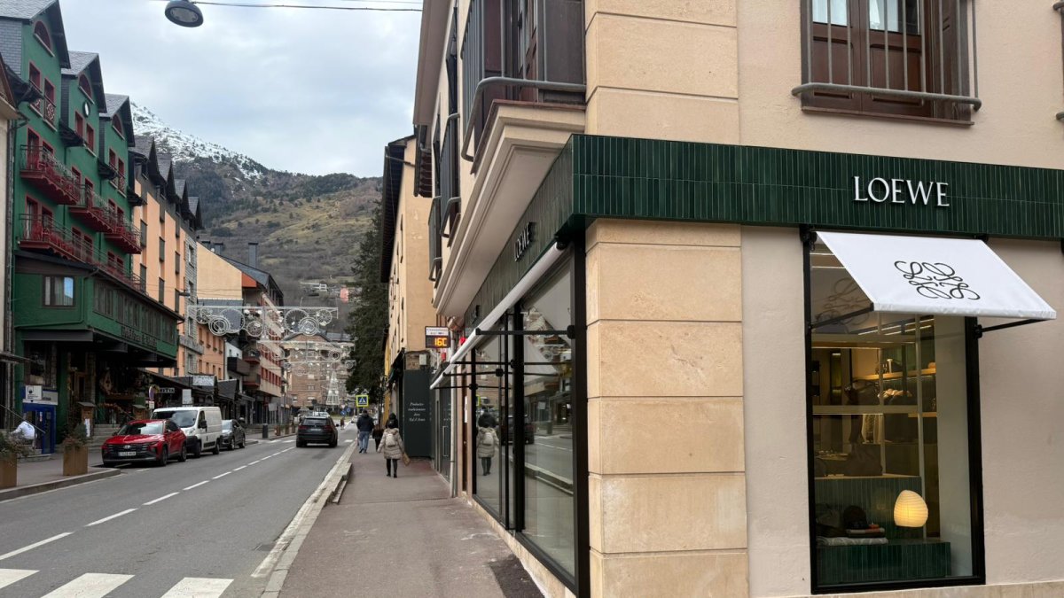 La tienda efímera de Loewe en Vielha se ubica en la avenida Castiero