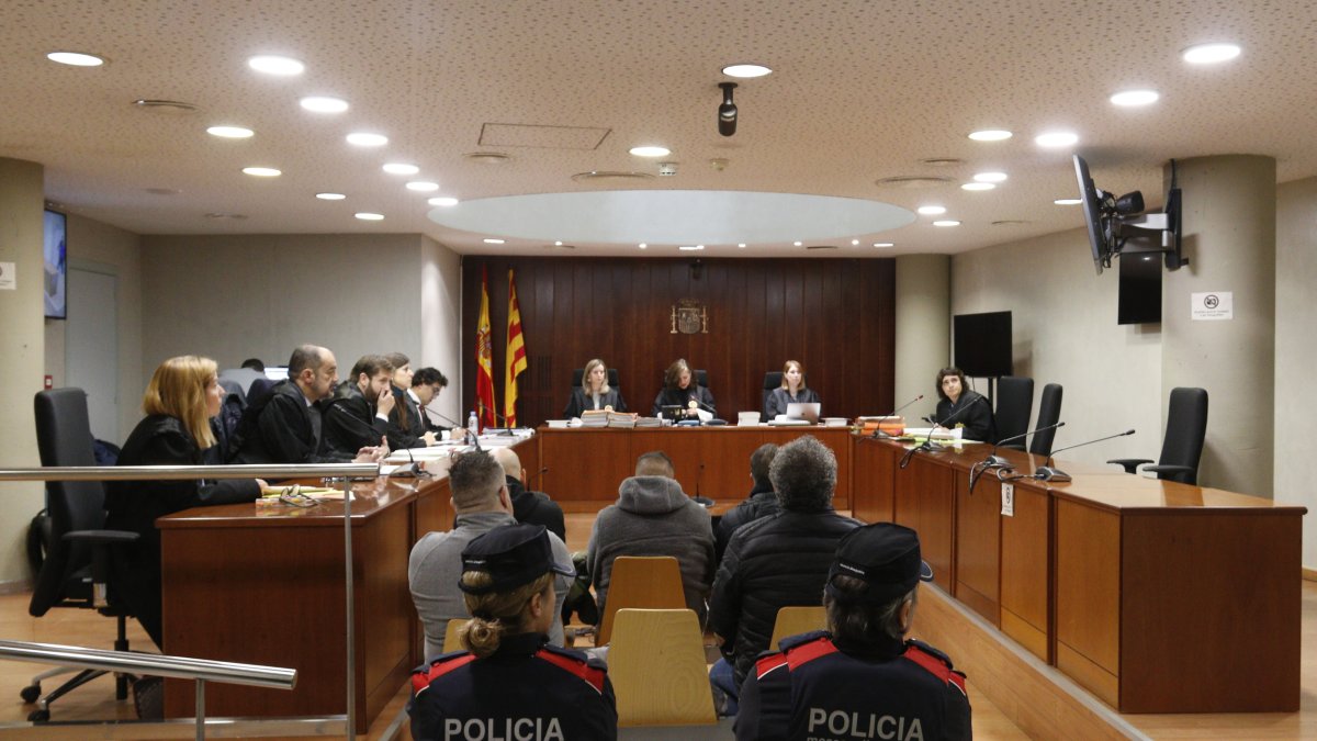 Segona sessió del judici a l'Audiència de Lleida contra cinc persones acusades d'importar 620 quilos de cocaïna de Panamà.