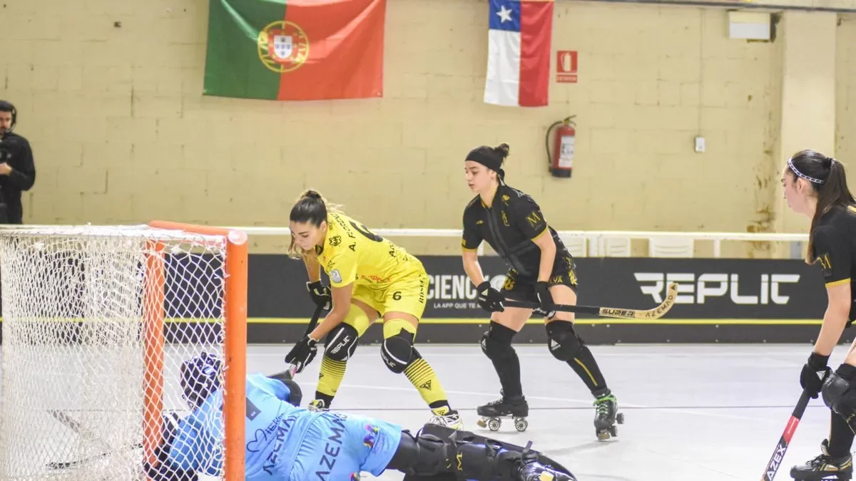 Aina Florenza trata de batir a la meta visitante Julieta Rouco, autora de muchas paradas. - CLARA LIÁÑEZ