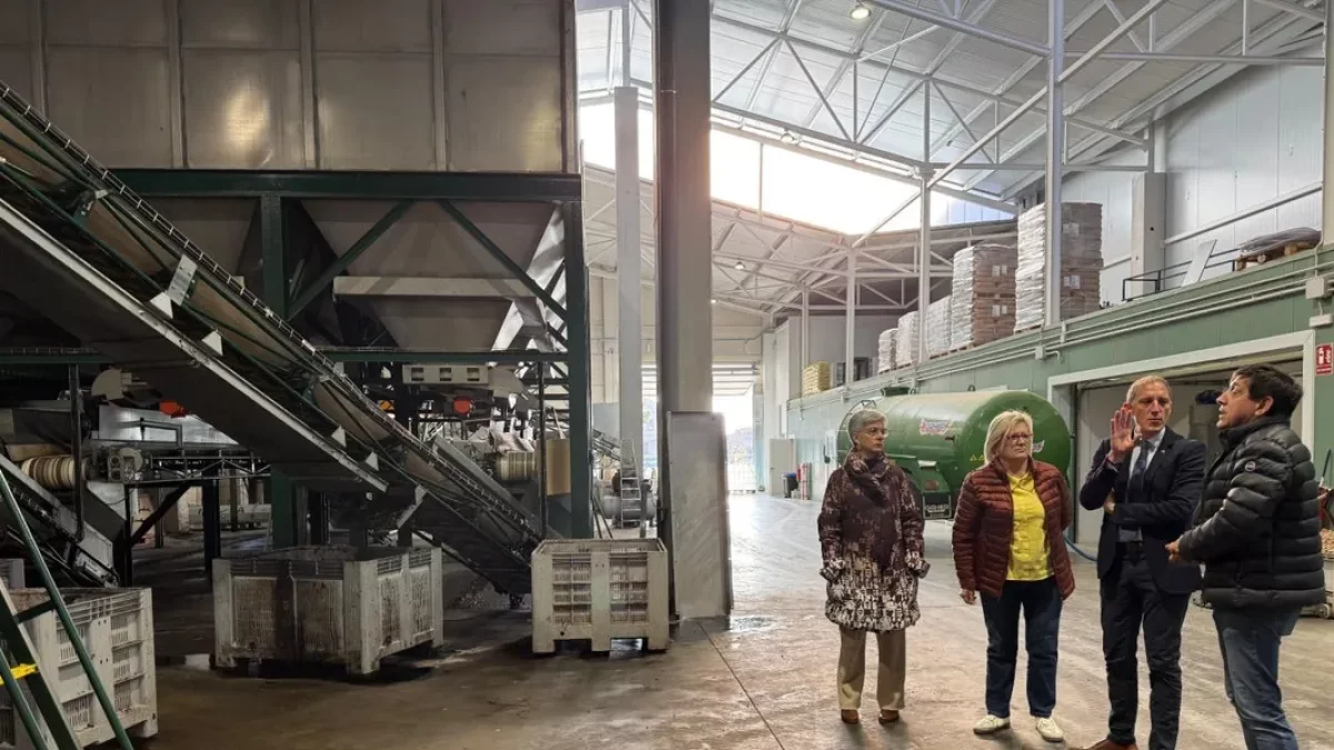 Un momento de la visita en la cooperativa de La Granadella. - SUBDELEGACIÓN DEL GOBIERNO EN LLEIDA