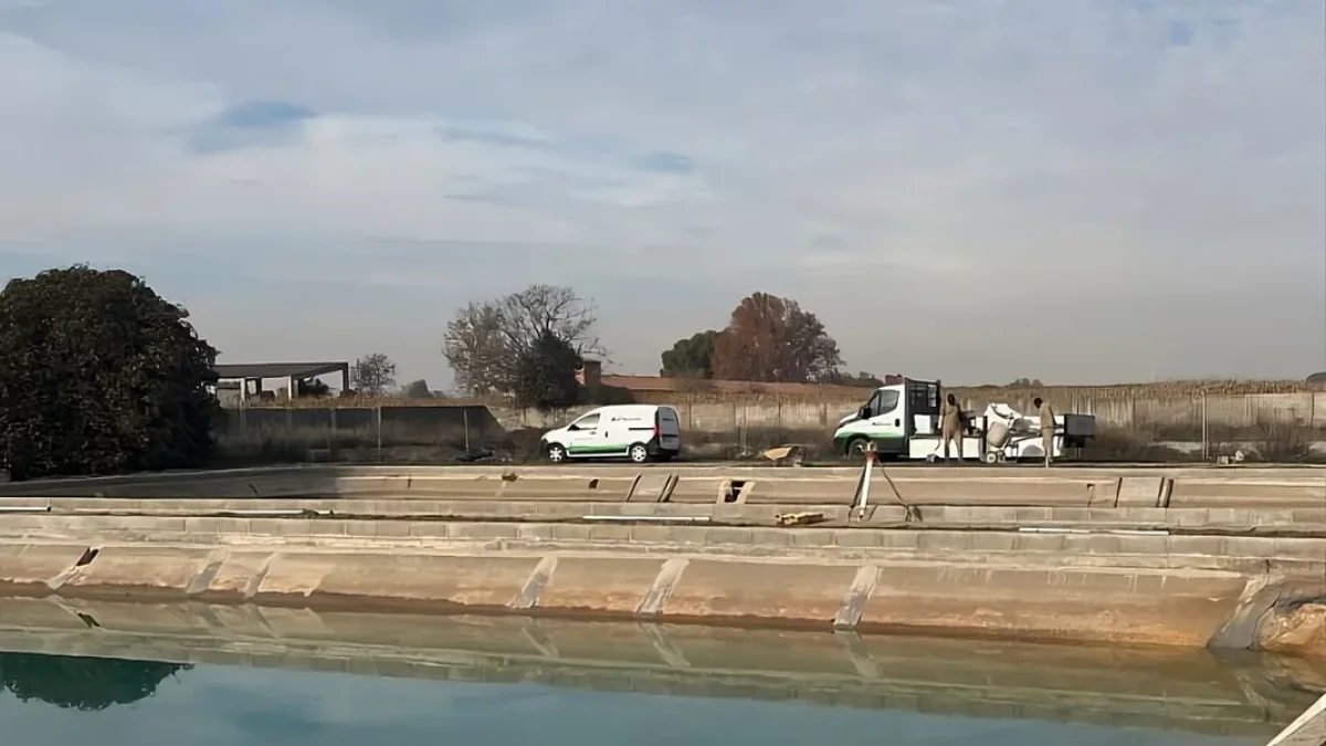 Les obres per a la instal·lació de malles als dipòsits que subministren aigua de boca a Alcarràs. - A.A.