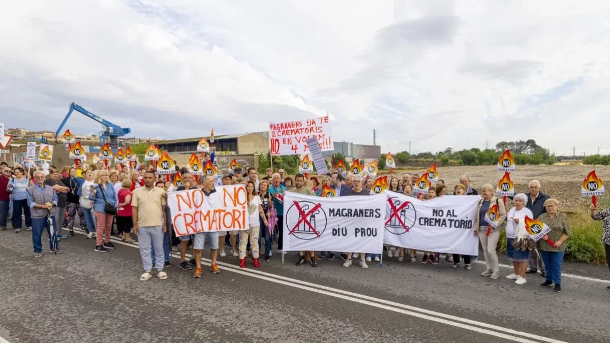 Protesta veïnal contra el crematori al costat del solar del carrer Almeria on es preveia aixecar. - JORDI ECHEVARRIA