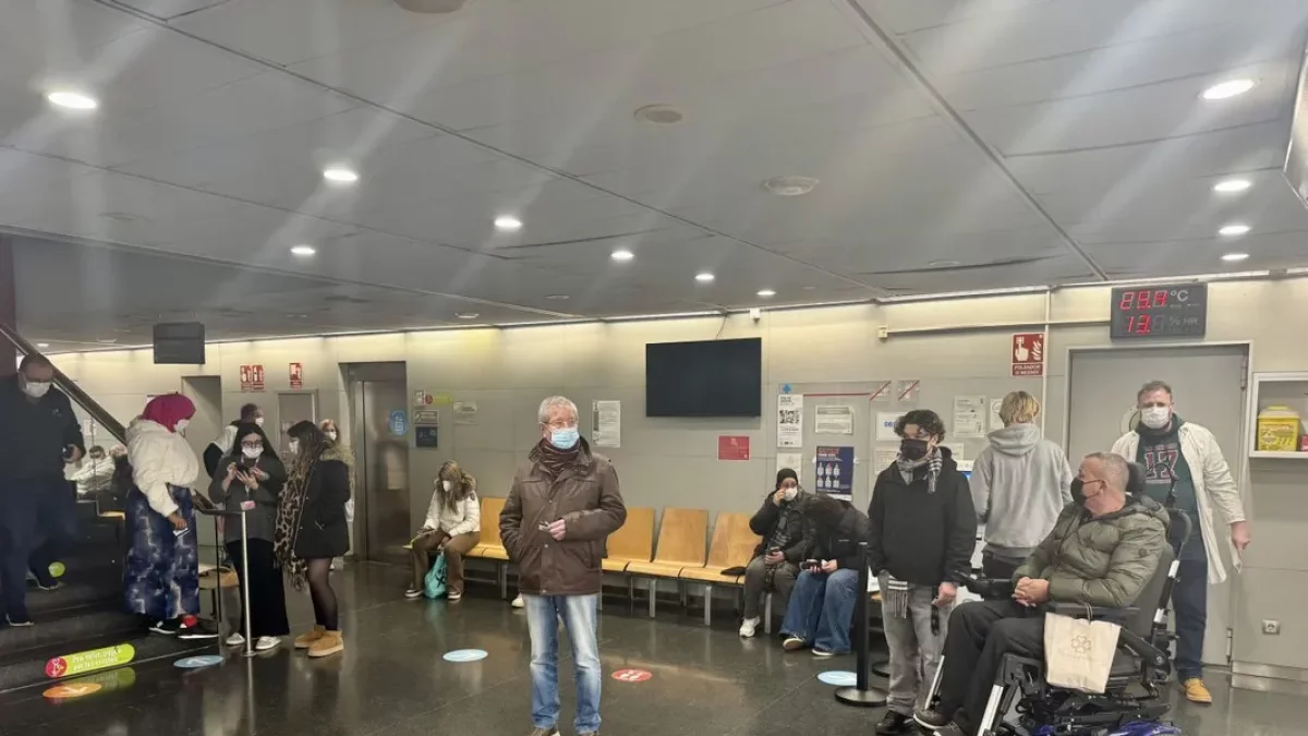 Usuaris amb màscares ahir al CAP de rambla Ferran. - MARC CARBONELL