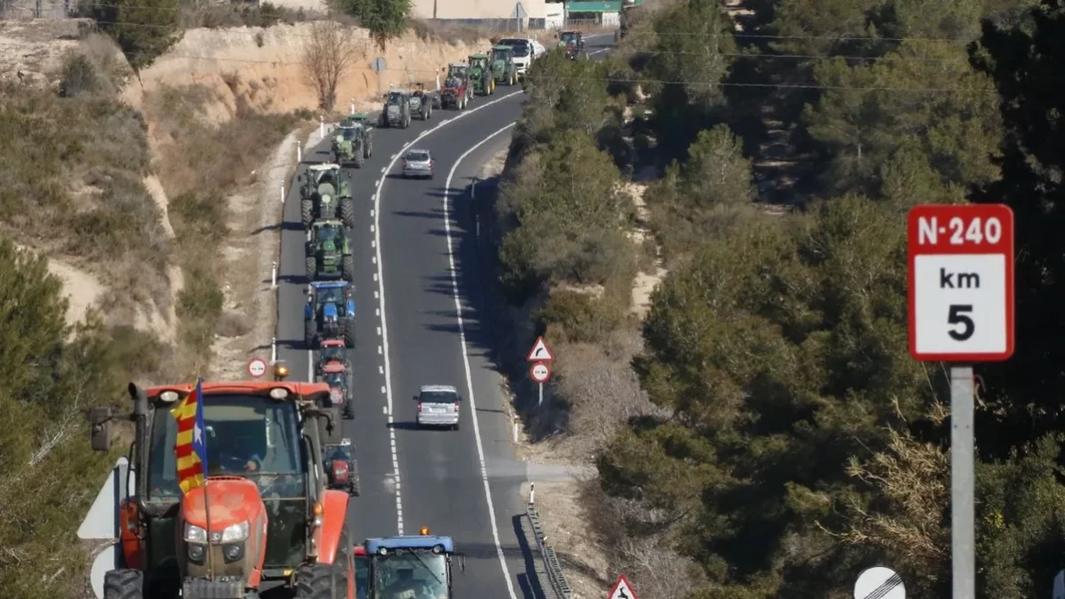 UP espera repetir imágenes como esta de tractores tomando las carreteras, pero esta vez en el Eix. - ACN